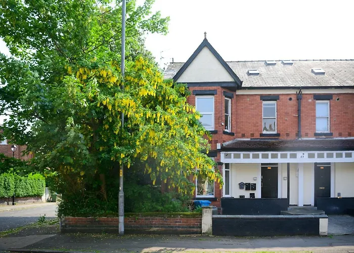 Purple Blossom, 2 Bed , Wi-Fi, Near Didsbury, Free Parking