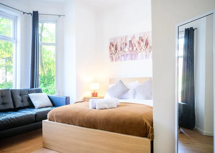 Purple Blossom, 2 Bed , Wi-Fi, Near Didsbury, Free Parking